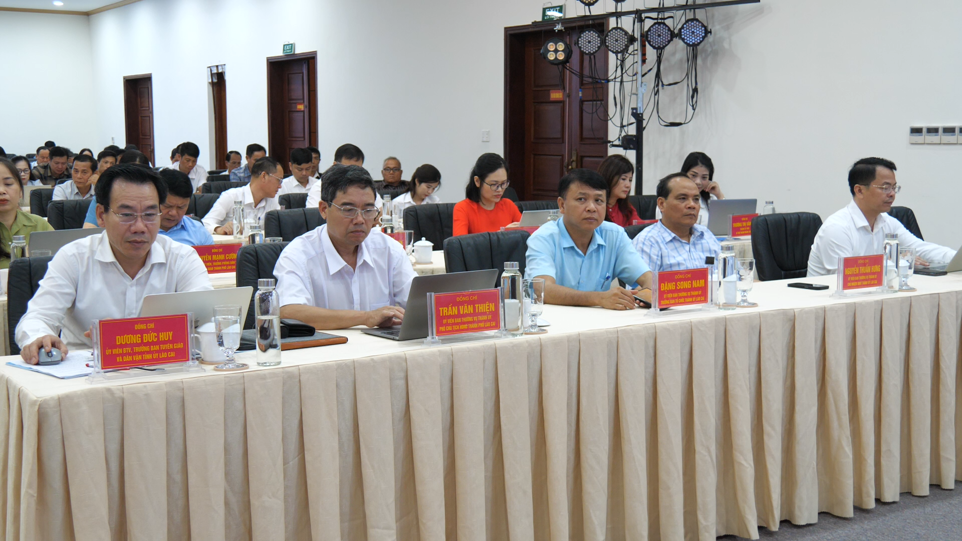 Các đại biểu dự hội nghị. chi-thi-0500-03-03-13still003.png