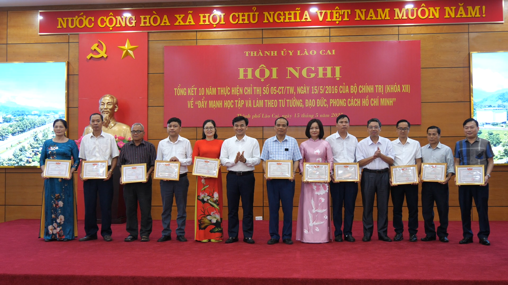 Trao Giấy khen của UBND thành phố Lào Cai cho các tập thể, cá nhân có thành tích xuất sắc trong học Bác. chi-thi-0500-03-56-00still004.png