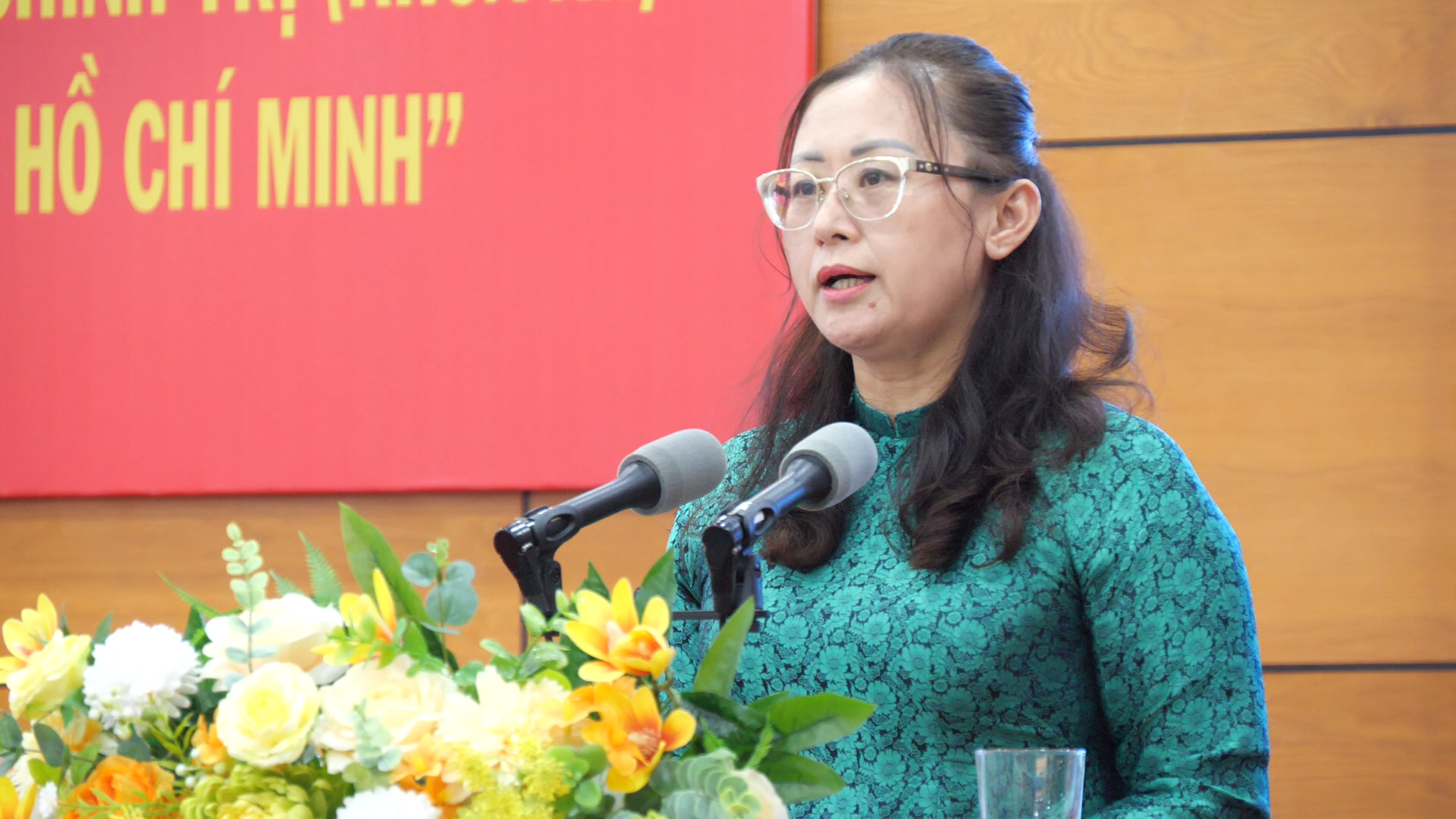 Đồng chí Giàng Thị Dung, Ủy viên Ban Thường vụ Tỉnh ủy, Bí thư Thành ủy Lào Cai phát biểu tại hội nghị. chi-thi-0500-03-02-15still002.png