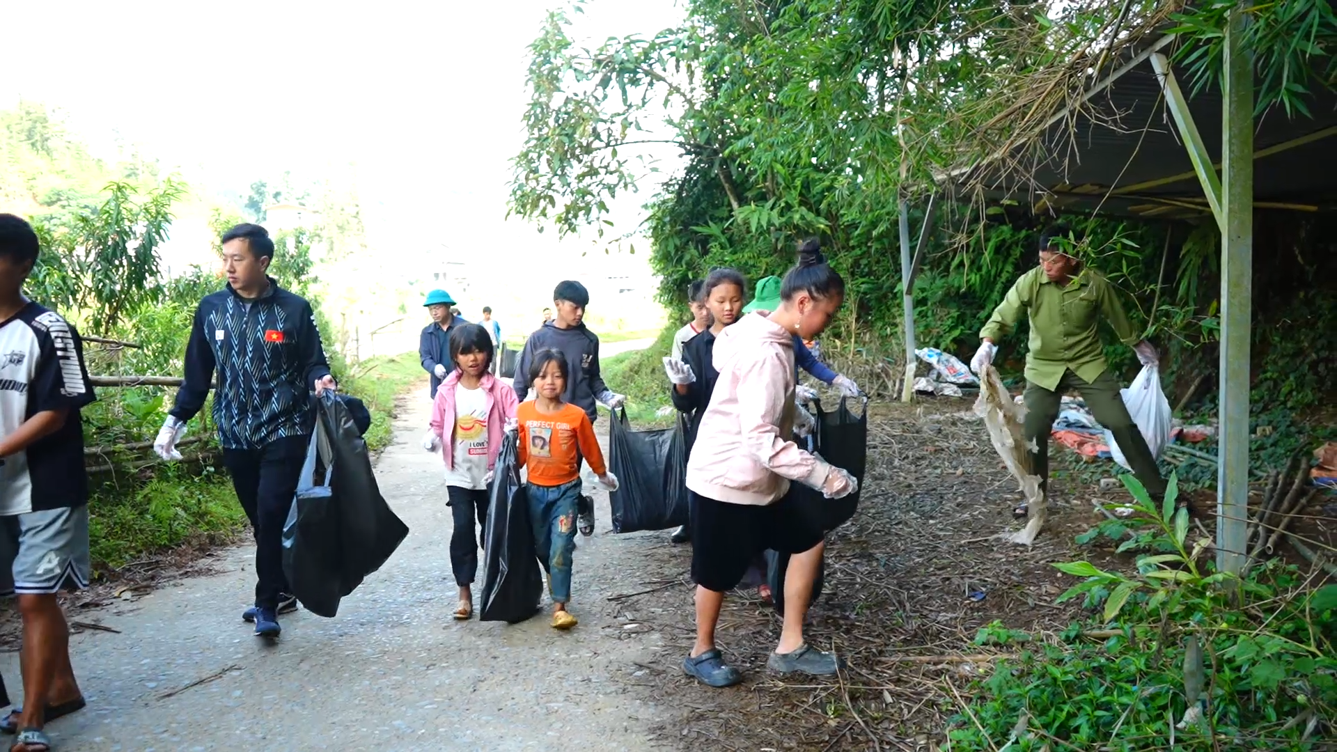 Cán bộ, công nhân viên chức cùng người dân chung tay dọn dẹp vệ sinh môi trường các tuyến đường. 100-sa-pa00-04-03-00still004.png