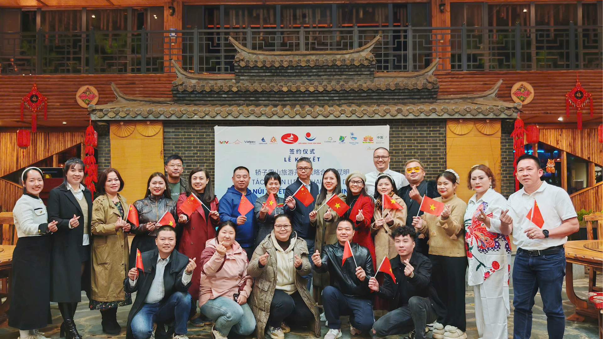 Công ty TNHH Thương mại du lịch Quốc tế Ruộng Bậc Thang ký kết hợp tác với các doanh nghiệp Trung Quốc trong việc đưa đón khách du lịch. dung-ps00-19-48-17still008.png