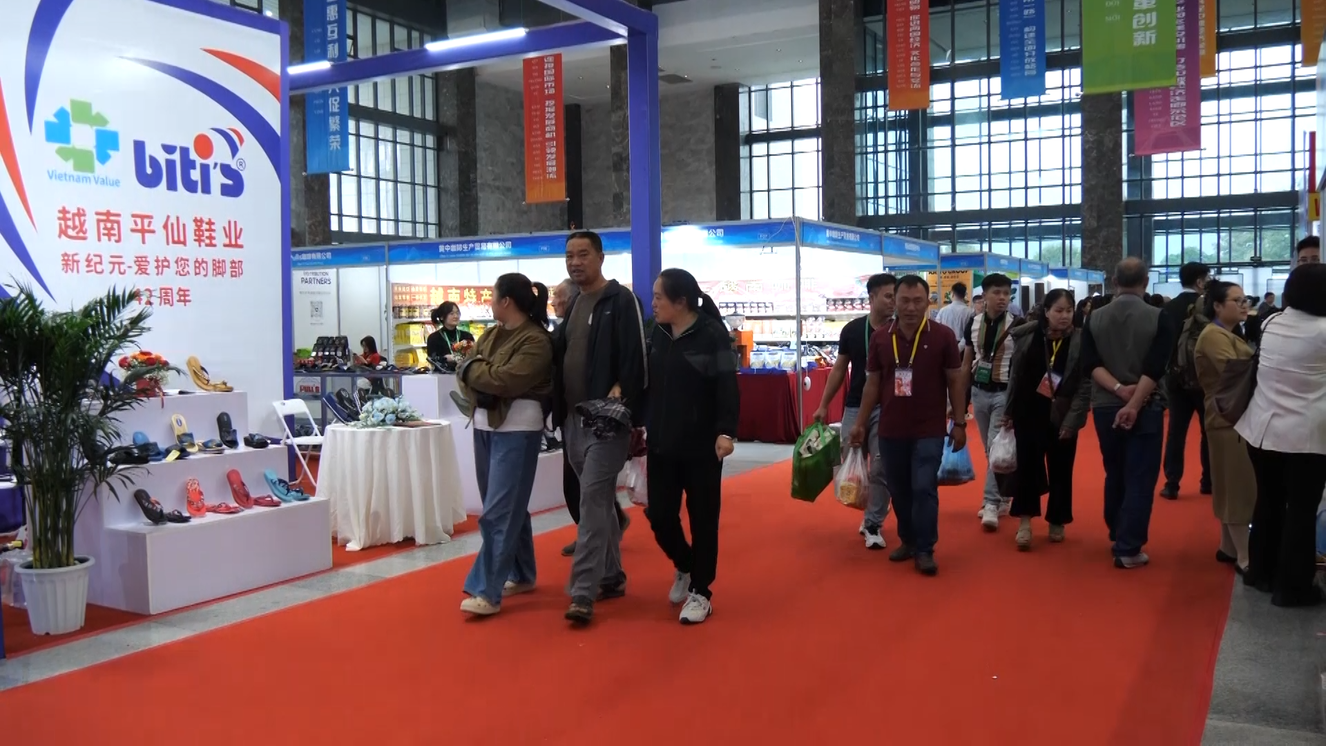 Hội chợ Thương mại Quốc tế Việt - Trung được tổ chức hằng năm là sự kiện được rất nhiều doanh nghiệp Lào Cai và Vân Nam mong chờ. dung-ps00-16-43-21still005.png