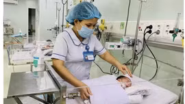 Phẫu thuật thành công khối u nặng 1,1kg cho một bé gái sơ sinh 2 ngày tuổi