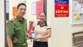 Công an xã Bản Lầu giúp người dân chuyển lại 75 triệu đồng cho người chuyển nhầm