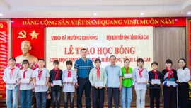 Lào Cai: Trao học bổng cho học sinh vượt khó, hiếu học tại xã Mường Khương