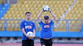 HLV Kim Sang Sik "gánh" tuyển Việt Nam và U22: Thân này ví xẻ làm đôi