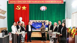 Xã Bát Xát trao tặng thiết bị phục vụ chuyển đổi số tại thôn Bản Pho