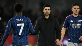 Premier League: Arsenal chia điểm khiến cuộc đua vô địch căng thẳng