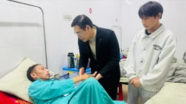 Lãnh đạo MTTQ tỉnh thăm, tặng quà bệnh nhân nghèo tại Bệnh viện Đa khoa số 3 và Trung tâm Y tế khu vực Trạm Tấu