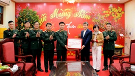 Phó Chủ tịch UBND tỉnh Ngô Hạnh Phúc thăm, tặng quà một số đơn vị làm nhiệm vụ trực Tết
