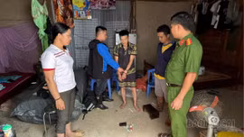 Lào Cai: Trốn tránh trên xà nhà, đối tượng mua bán trái phép chất ma túy vẫn bị phát hiện, tạm giữ hình sự