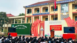 Công an xã Võ Lao phối hợp tuyên truyền pháp luật cho học sinh đầu năm học