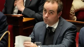 Chính phủ Pháp tránh được nguy cơ sụp đổ