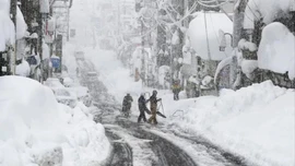 Tuyết rơi đạt đỉnh điểm tại nhiều nơi, Nhật Bản đưa ra hàng loạt cảnh báo