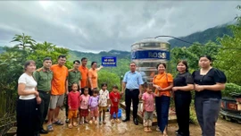 Công an Lào Cai mang nước sạch đến với trẻ em vùng cao