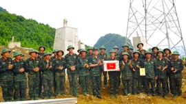 Bộ CHQS tỉnh thăm, tặng quà cán bộ, chiến sĩ tham gia hỗ trợ thi công đường dây 500KV Lào Cai - Vĩnh Phúc