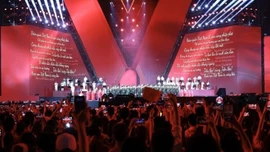 Hàng nghìn khán giả cùng hát Quốc ca ở concert Tổ quốc trong tim