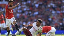 Quyết định gây tranh cãi của trọng tài trong trận Man Utd thua Arsenal