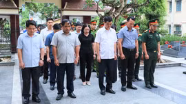 Xã Lục Yên dâng hương, viếng nghĩa trang liệt sĩ