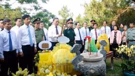 Dâng hương tưởng niệm Đại tướng Võ Nguyên Giáp và các anh hùng liệt sĩ tại Quảng Trị