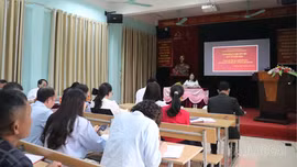 Đồng chí Hoàng Thị Thanh Bình dự sinh hoạt chuyên đề tại Chi bộ Trung tâm Giáo dục nghề nghiệp - Giáo dục thường xuyên Si Ma Cai