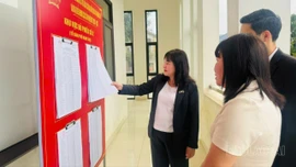 Đồng chí Phó Chủ tịch HĐND tỉnh Hoàng Thị Thanh Bình kiểm tra công tác niêm yết danh sách cử tri tại các khu vực bỏ phiếu trên địa bàn phường Nam Cường.