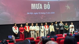 Dàn sao 'Mưa đỏ' cảm ơn khán giả đã cùng khóc, cùng cười