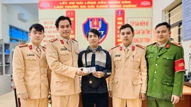 Lào Cai: Cảnh sát giao thông giúp người dân tìm lại 10 triệu đồng đánh rơi