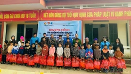 100 suất quà được trao trong Chương trình “Tình nguyện mùa Đông 2025” của tuổi trẻ phường Nghĩa Lộ