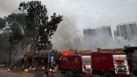 Hà Nội: Cháy chợ Xanh sát khu dân cư lúc rạng sáng, cột khói cao hàng chục mét