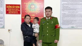 Công an phường Nghĩa Lộ kịp thời giúp cháu bé bị lạc trở về gia đình
