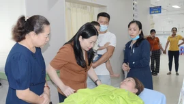 Phó Chủ tịch UBND tỉnh Vũ Thị Hiền Hạnh thăm hỏi, động viên các nạn nhân vụ tai nạn giao thông tại xã Việt Hồng