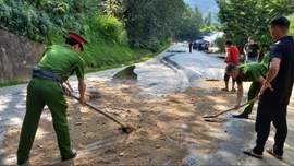 Công an xã Si Ma Cai kịp thời xử lý dầu loang trên đường, đảm bảo an toàn giao thông