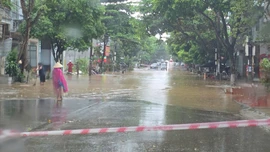 Lào Cai: Công an kịp thời ứng phó mưa lớn, hỗ trợ người dân qua điểm ngập lụt