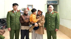 Công an phường Lào Cai nhanh chóng tìm thấy cháu bé đi lạc