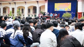 Gần 740 học sinh Trường THPT số 2 Bát Xát tham dự chương trình nói chuyện chuyên đề về Đảng