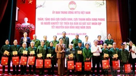 Phó Chủ tịch - Tổng Thư ký Ủy ban Trung ương MTTQ Việt Nam Hà Thị Nga thăm, tặng quà Tết tại xã Bát Xát