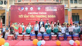 Mang “Tết ấm yêu thương” đến với học sinh và người dân xã Văn Bàn