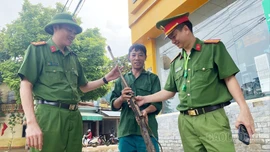 Phường Yên Bái: Người dân tự giác giao nộp vũ khí nhặt được cho công an