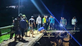 Gần 100 người tham gia dựng cầu tạm ở thôn Làng Đẩu