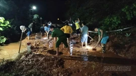 Xã Phong Hải: Phát huy tinh thần 4 tại chỗ cùng Nhân dân xuyên đêm khắc phục sạt lở đất