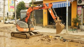 Trấn Yên huy động máy cơ giới dọn vệ sinh sau lũ