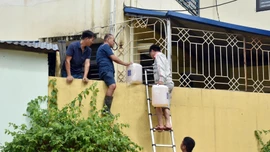 Thái Nguyên ngập chưa từng có: Bắc thang, trèo tường tiếp tế cơm cho trẻ mắc kẹt