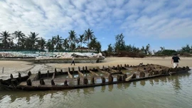 Tàu cổ ở Hội An lộ diện sau bão số 13