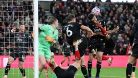 Kết quả bóng đá hôm nay 4/11: Hiện tượng của Ngoại hạng Anh bị cưa điểm