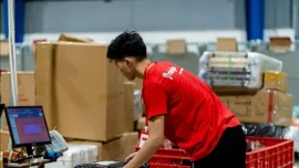 Từ ngày 1-8, hàng nhập khẩu qua chuyển phát nhanh giá trị dưới 1 triệu đồng chịu thuế giá trị gia tăng