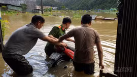 Công an xã Mường Khương xuyên đêm hỗ trợ người dân di dời tài sản, khắc phục hậu quả mưa lớn