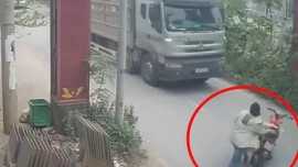 Tạm giữ đối tượng đẩy cảnh sát giao thông vào đầu xe tải rồi bỏ chạy