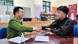 Công an xã Hợp Thành nhanh chóng xác minh, trao trả tài sản cho công dân