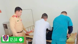 Cảnh sát giao thông Lào Cai kịp thời giúp đưa người dân đi cấp cứu